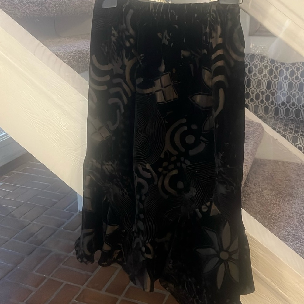Chicos Size 1 cut velvet flounced skirt